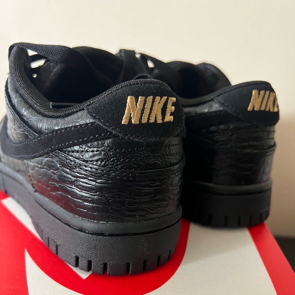 Nike Dunk Low SS Sneakers Black Croc/Metallic Gold HV4388-001 Women’s 7.5 BNIB - Picture 9 of 16